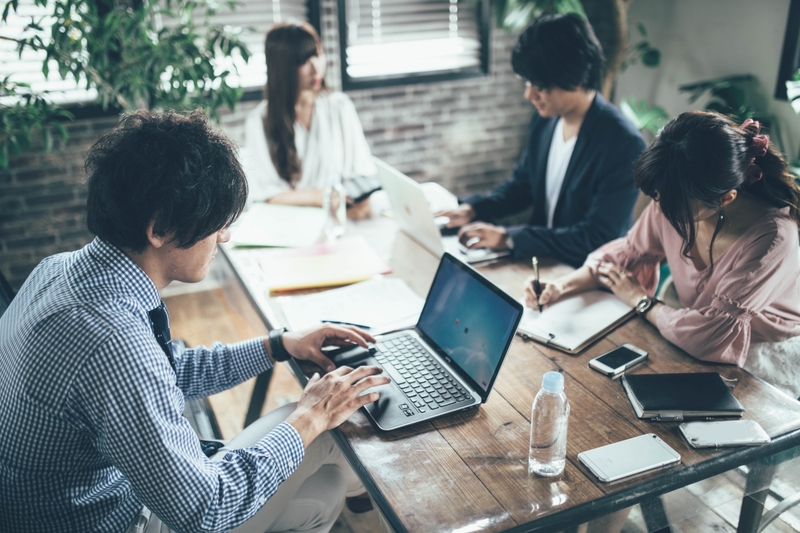 専門の制作会社に依頼する